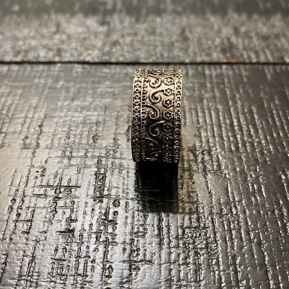 NWOT Size 8.5 Detailed Charcoal Band Ring! - Picture 3 of 5